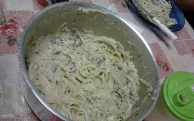 Macarrão com brócolis e creme branco