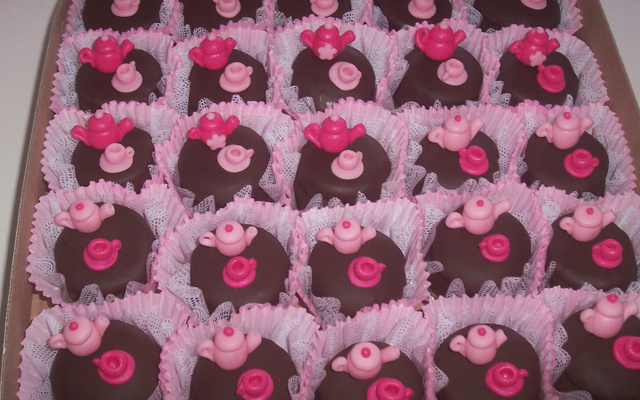 Docinhos modelados com leite ninho e leite condensado