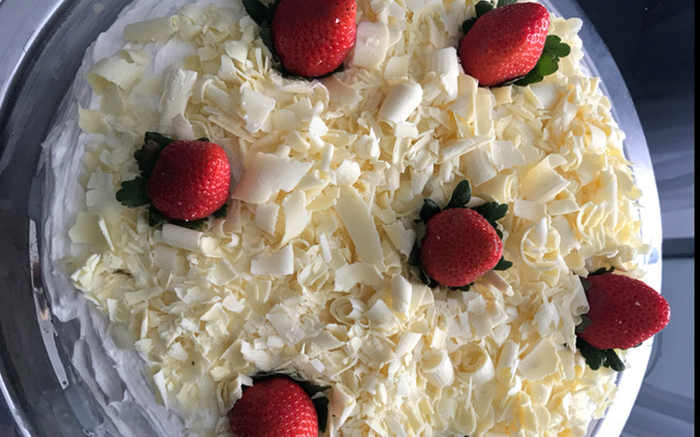 Bolo de leite ninho com chocolate branco