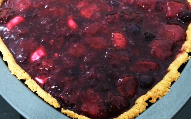 Torta com Calda de Frutas Vermelhas