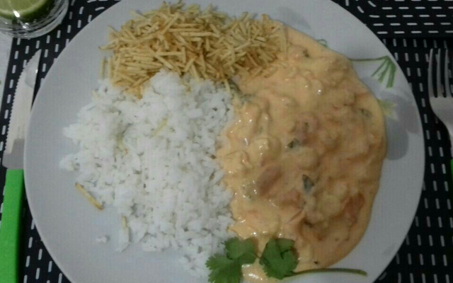 Estrogonofe de camarão com requeijão