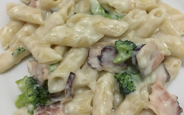 Macarrão com brócolis e creme branco