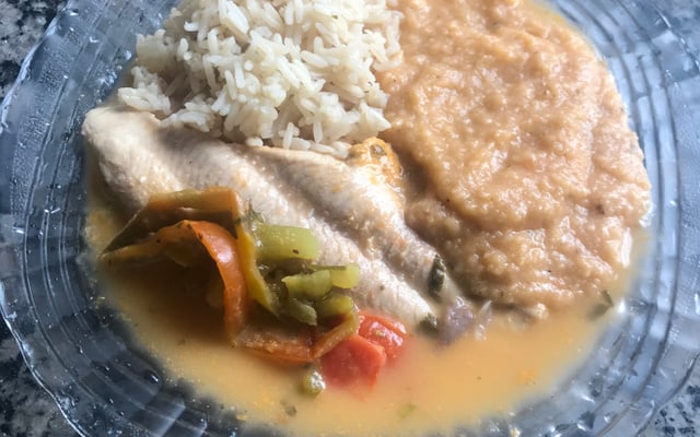 Filé de peixe ao leite de coco