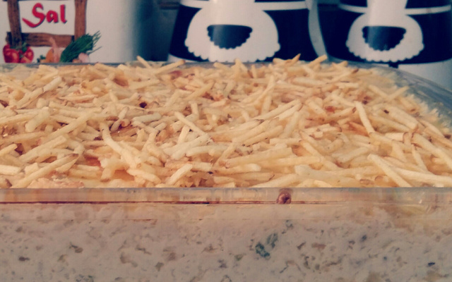 Desfiado de frango gratinado com batata palha