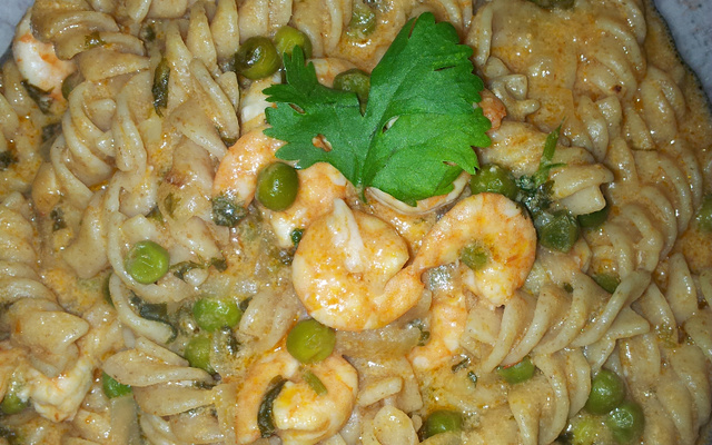 Macarrão com camarão na panela de pressão