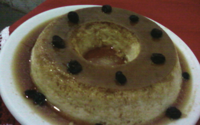 Pudim de leite com calda de uva passa