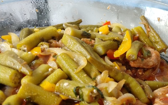 Bisteca com molho madeira e quiabo