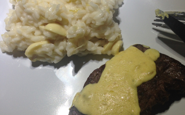 Filé mignon ao molho de mostarda com risoto de alho-poró