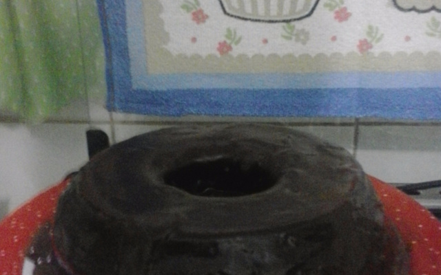 Bolo de chocolate de microondas com calda de falso brigadeiro