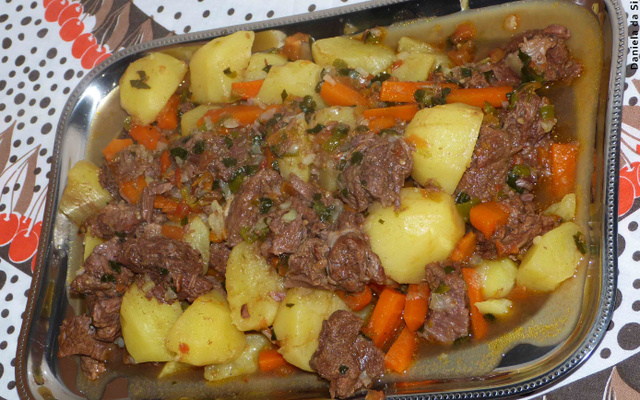 Carne de panela com legumes