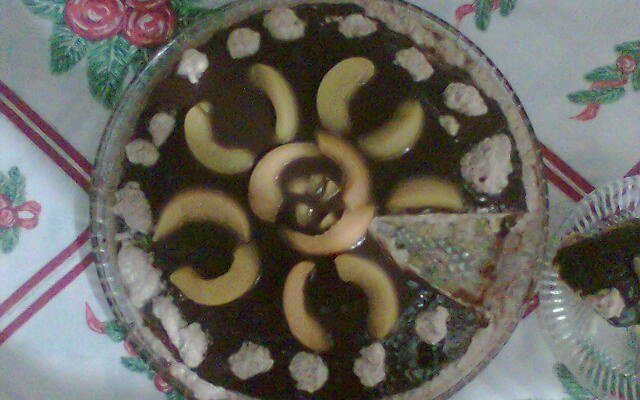 Bolo de pêssego com cobertura de chocolate