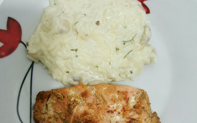 Salmão ao molho de alecrim com risoto à piemontese