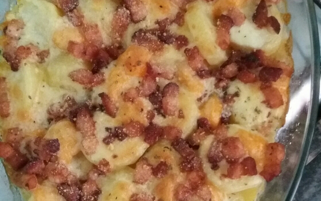 Batata gratinada com creme de queijo e bacon