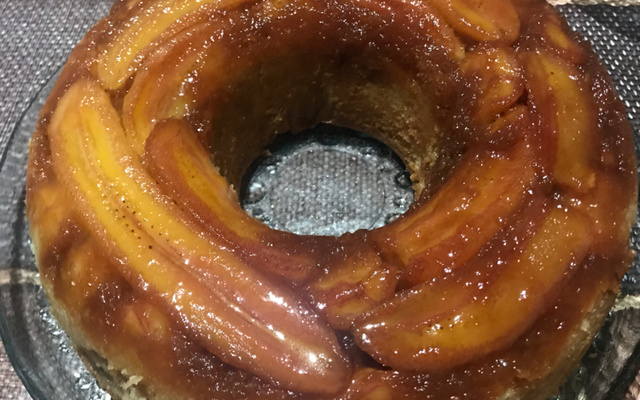 Torta de banana caramelizada