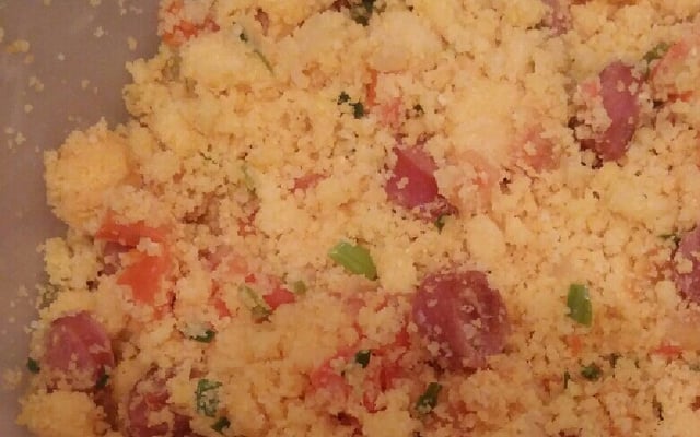 Farofa de cuscuz com calabresa