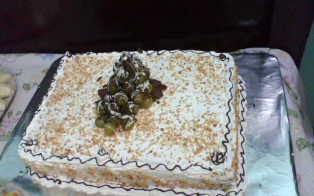 Bolo mousse de chocolate preto e branco com bombom