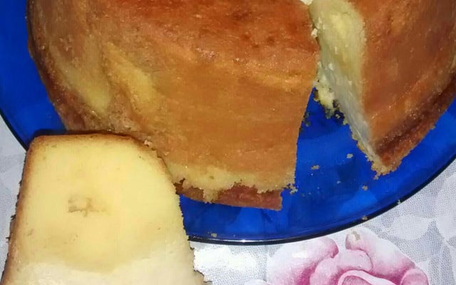 Bolo de fubá cremoso com queijo