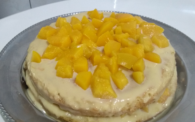 Bolo de Pêssego com brigadeiro de leite em pó