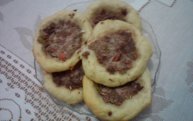 Esfirra aberta de carne