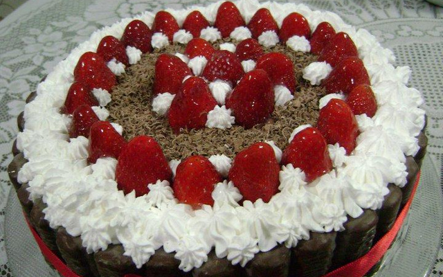 Bolo de chocolate e morango com Twix