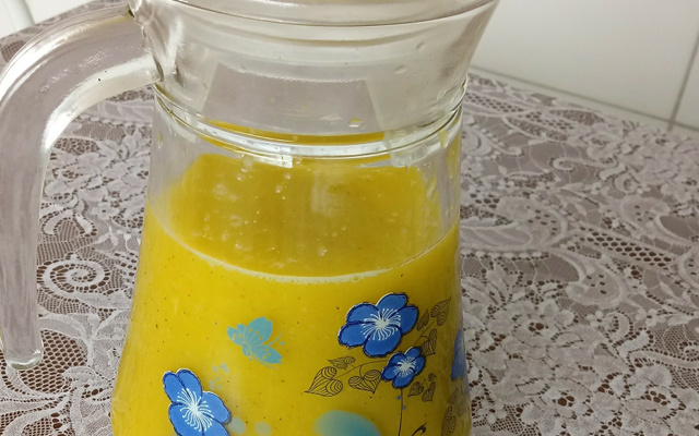 Suco refrescante de manga com kiwi