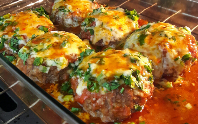 Polpetone com recheio de mussarela