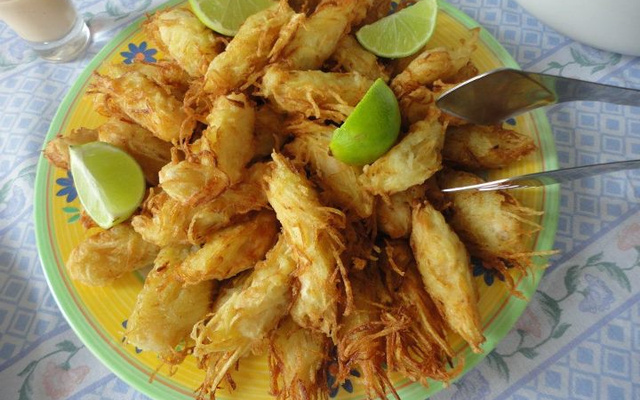 Camarão envolto na batata inglesa