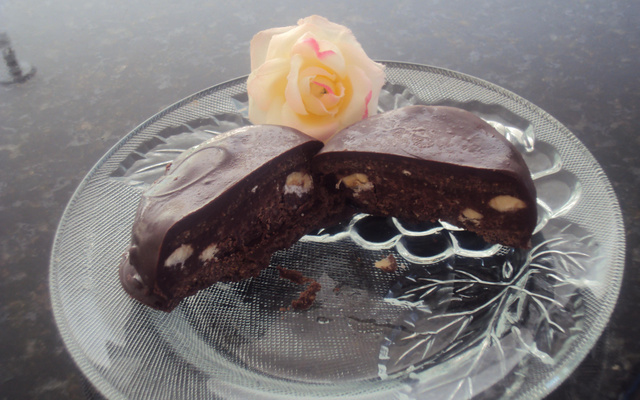 Alfajor de chocolate com recheio de creme de avelã