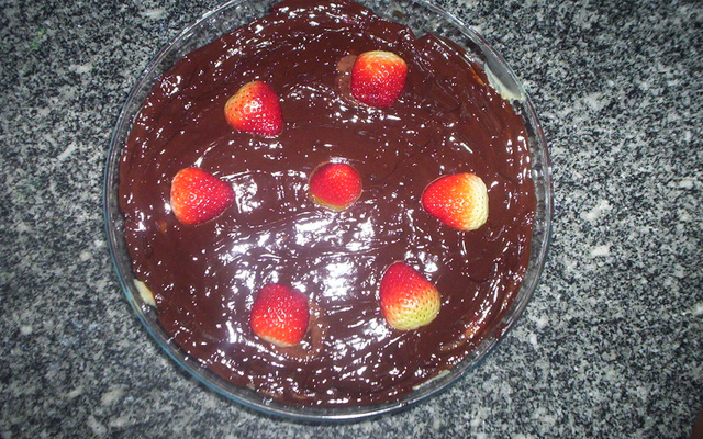 Bombom de morango na travessa