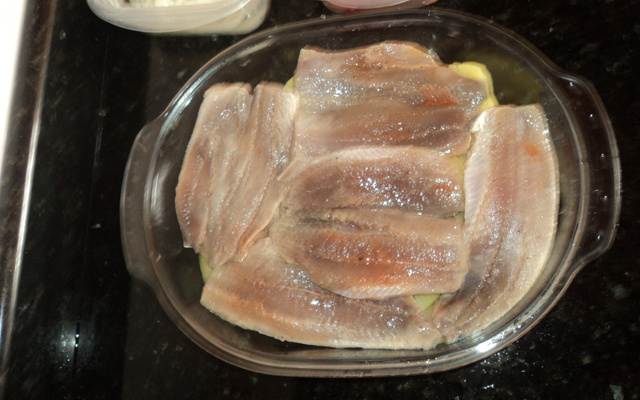 Sardinha ao forno com batata, cebola e tomate