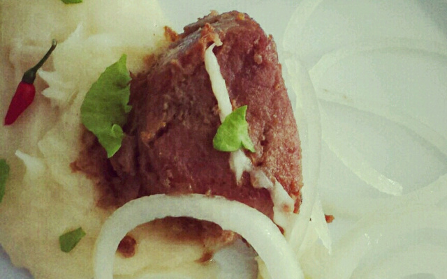 Bife de Pernil Grelhado ao Alho com Purê de Mandioca