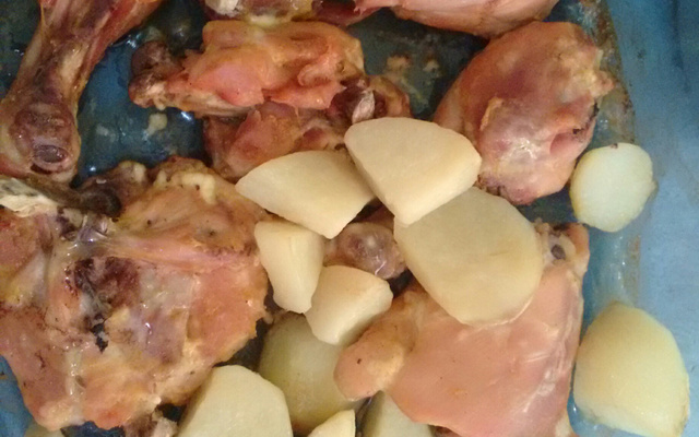 Coxa de frango assada com batatas