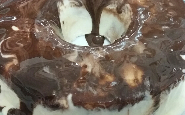 Pudim de sorvete com calda de chocolate