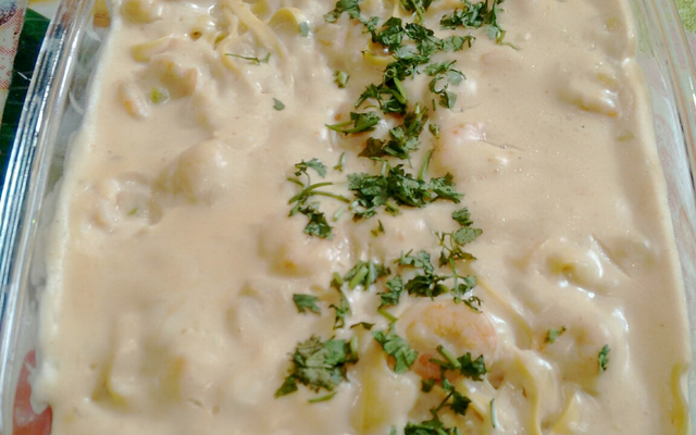 Macarrão ao molho branco com camarão