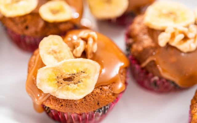 Muffin de banana com doce de leite saudável