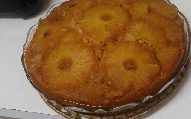 Bolo de abacaxi caramelizado muito simples