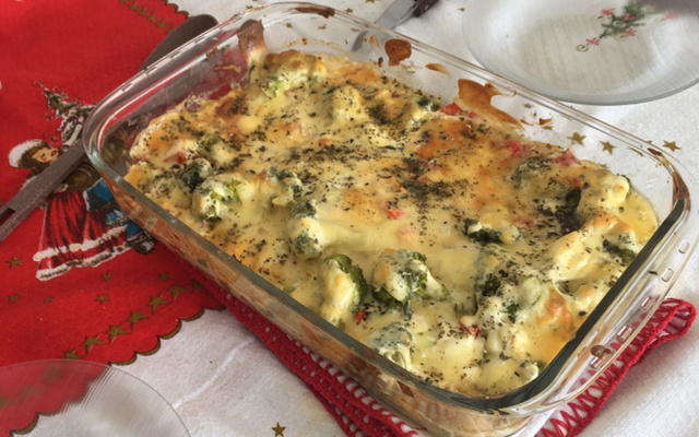 Peito de frango gratinado com brócolis