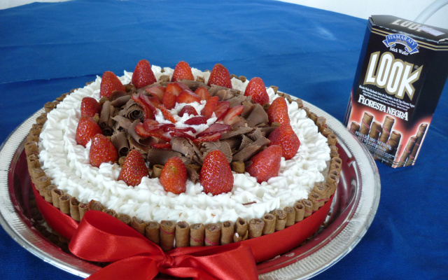 Bolo de chocolate e morango com Twix