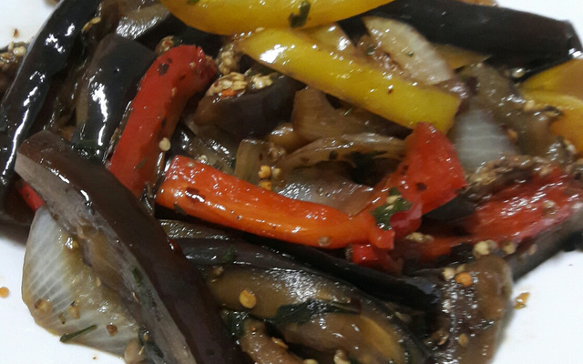 Salada de berinjela com uvas-passas