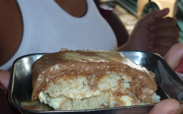 Pavê fácil de creme com mousse de chocolate