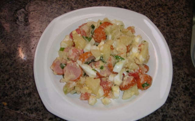Salada de batatas com salsichas