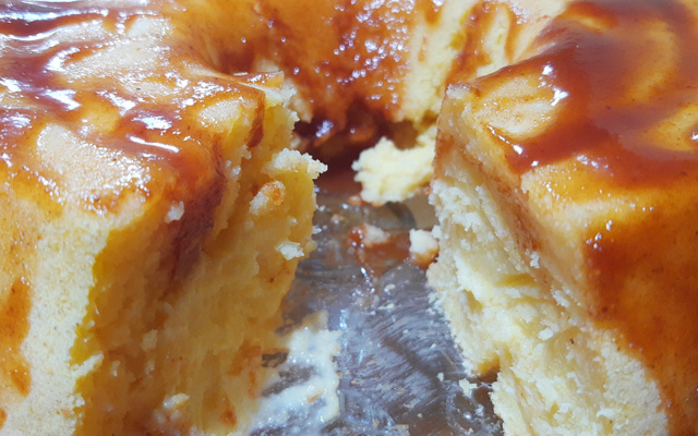 Bolo de fubá cremoso com coco