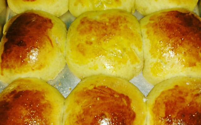 Pão de batata recheado com mortadela