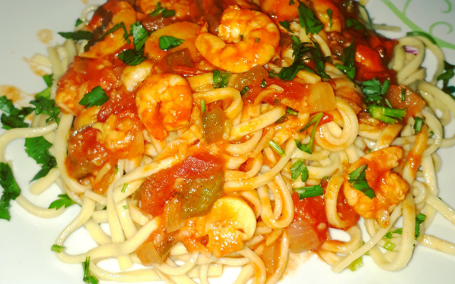 Macarrão com camarão e cogumelos 