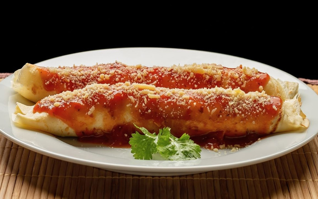 Panqueca light sem glúten com molho de tomate e queijo