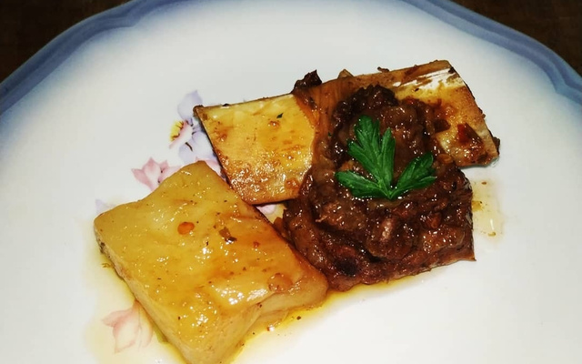 Costela de vaca ao molho de abacaxi