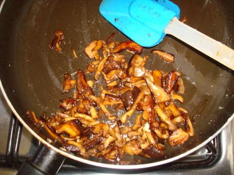 Ravioli caseiro de Shimeji, Shiitake e Cream Cheese com molho de tomates e manjeicão