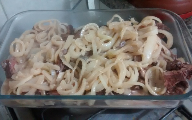Carne assada ao molho de cebolas