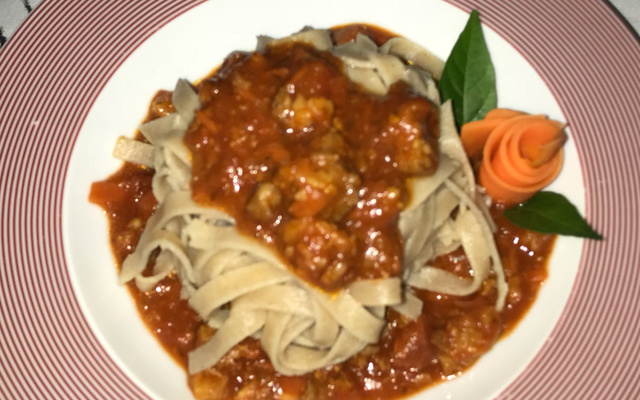 Fettuccine com ragu de linguiça