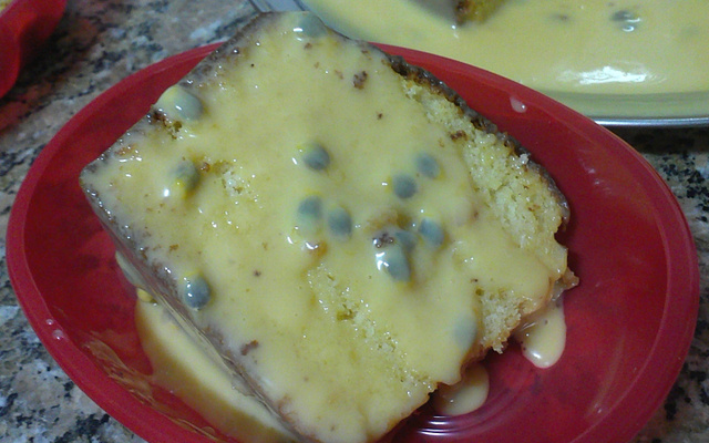 Bolo de maracujá com cobertura de leite condensado